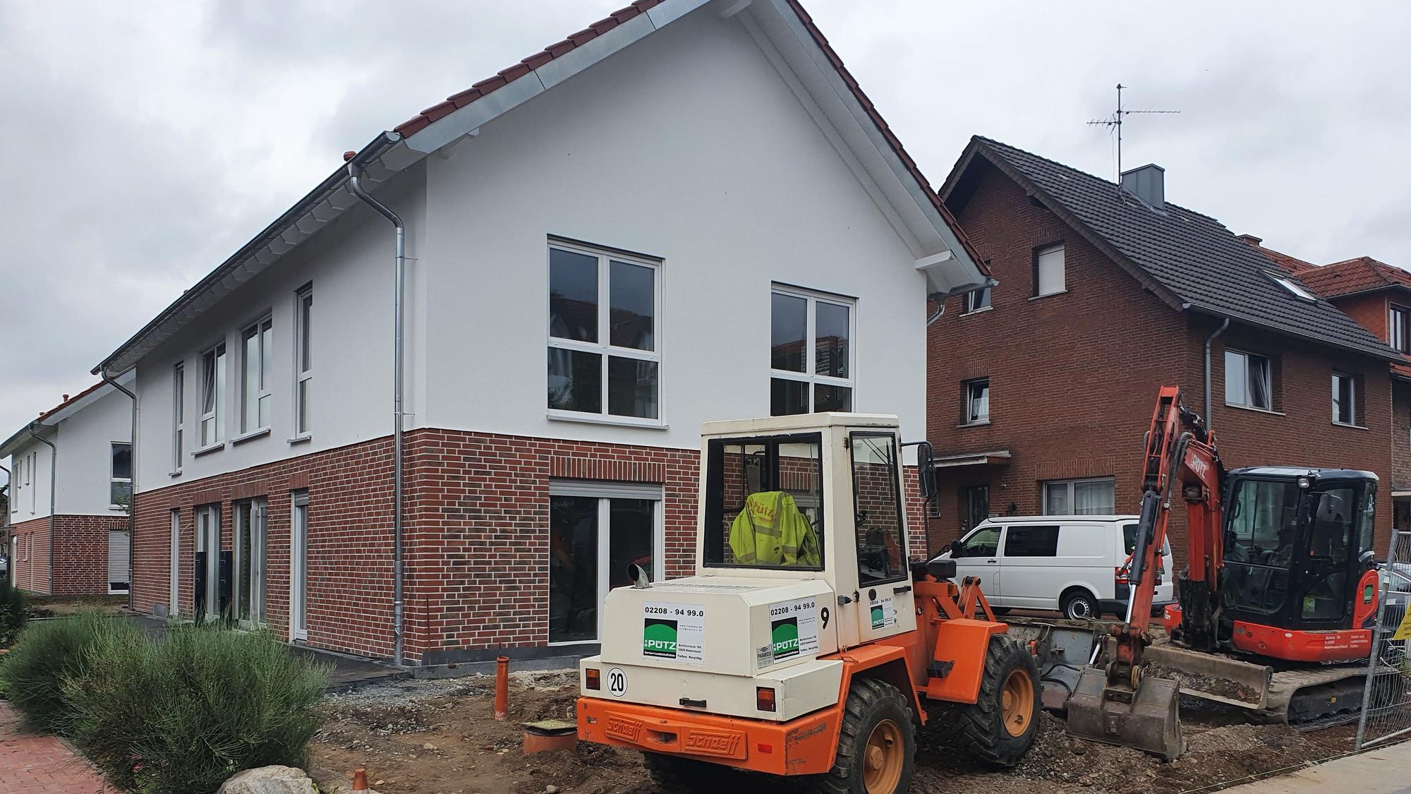 Auf einem Grundstück in Niederkassel laufen Arbeiten zum Bau von Doppelhäusern.