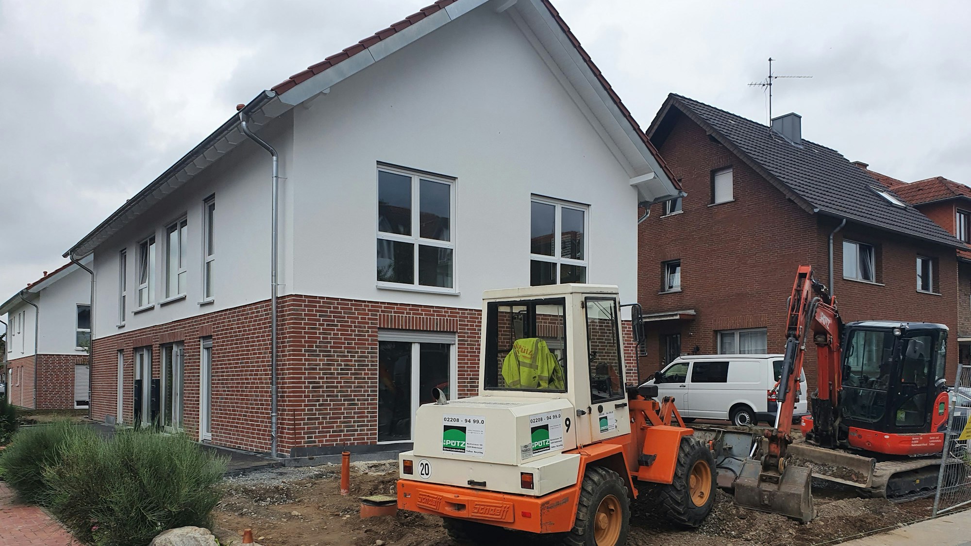 Auf einem Grundstück in Niederkassel laufen Arbeiten zum Bau von Doppelhäusern.