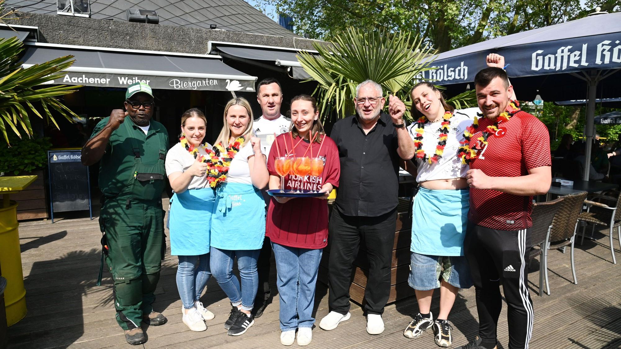 Josef Rayes und sein Team vom Biergarten Aachener Weiher freuen sich auf die EM 2024