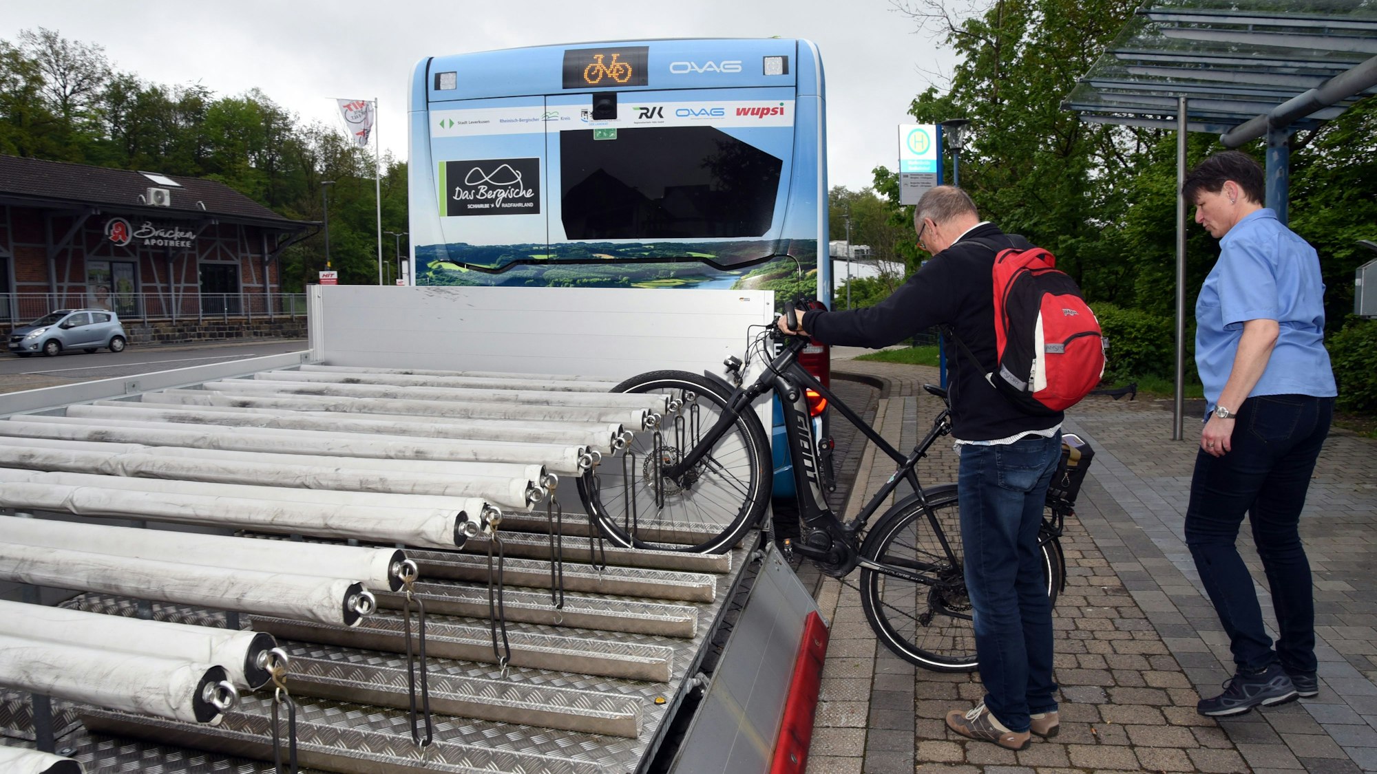 Ein Mann lädt sein Fahrrad auf den Anhänger eines Fahrradbusses.