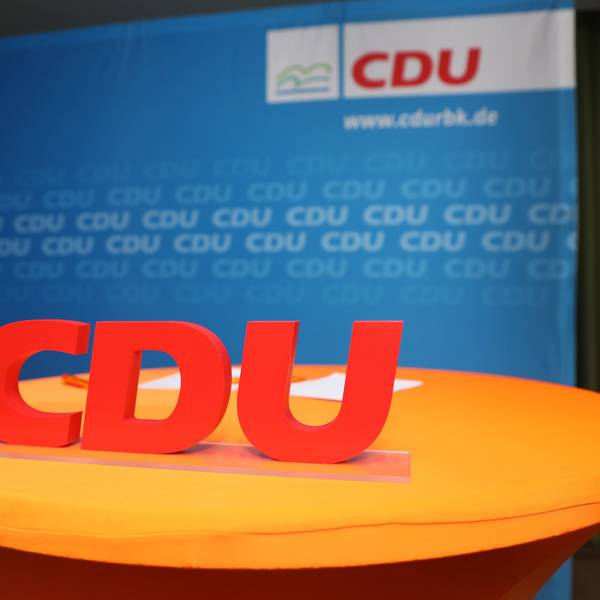 Ein CDU-Schriftzug steht vor eine Wan mit dem Schriftzug CDU RBK.