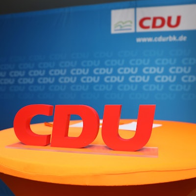 Ein CDU-Schriftzug steht vor eine Wan mit dem Schriftzug CDU RBK.