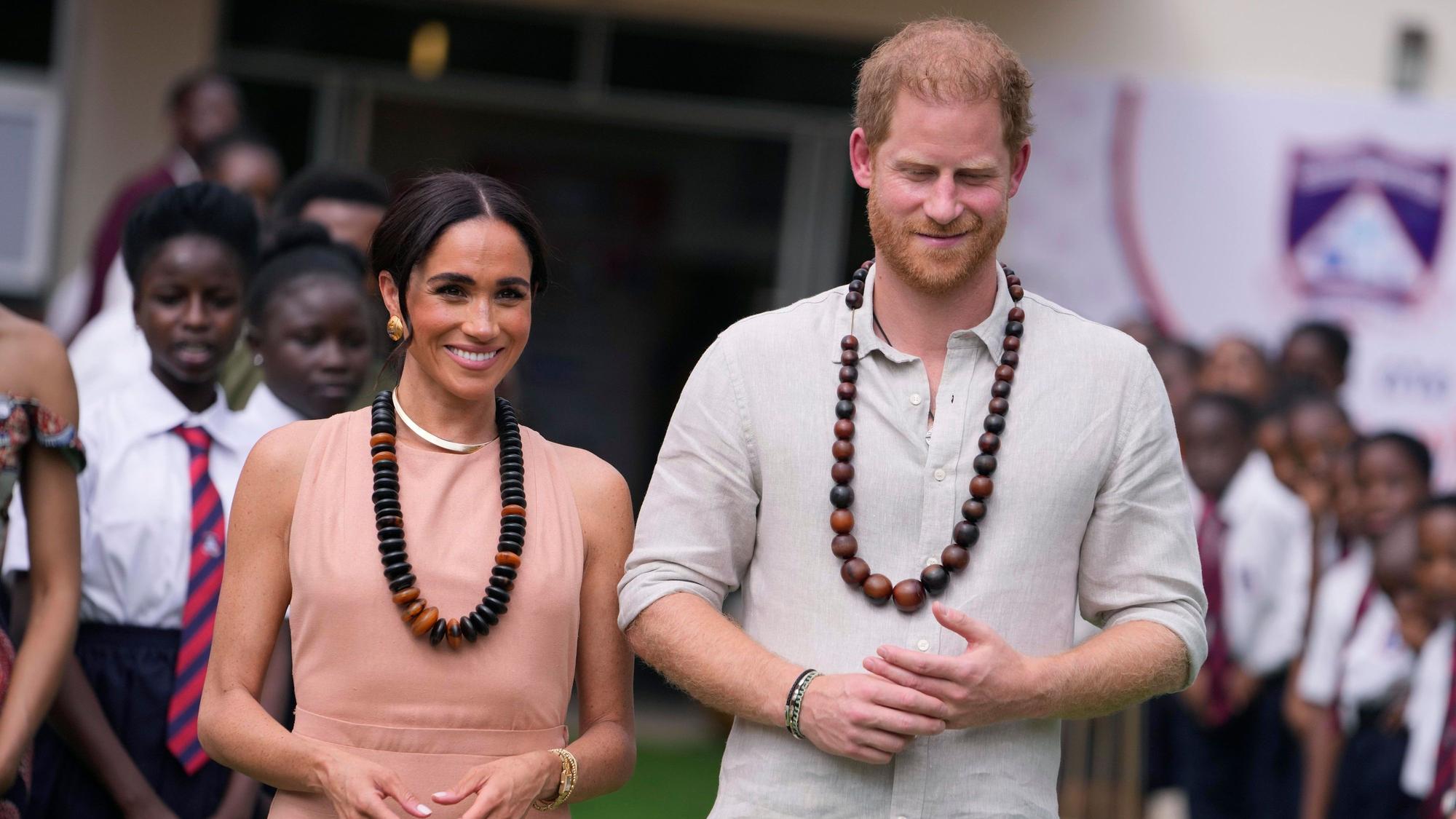 Meghan und Harry in einer Schule.