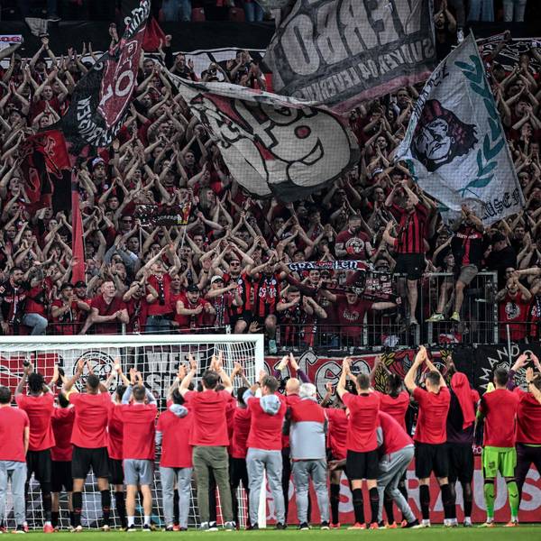 Bayer Leverkusens Protagonisten feiern mit den Fans nach dem Einzug ins Finale der Europa League.