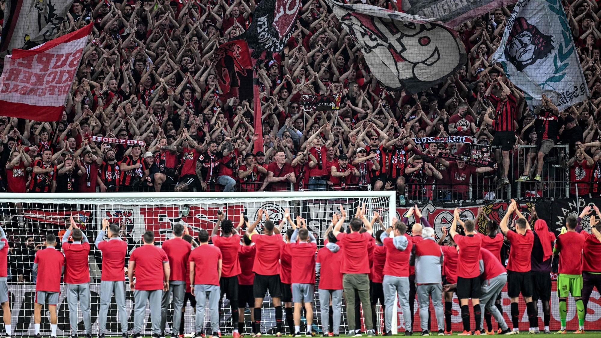 Bayer Leverkusens Protagonisten feiern mit den Fans nach dem Einzug ins Finale der Europa League.