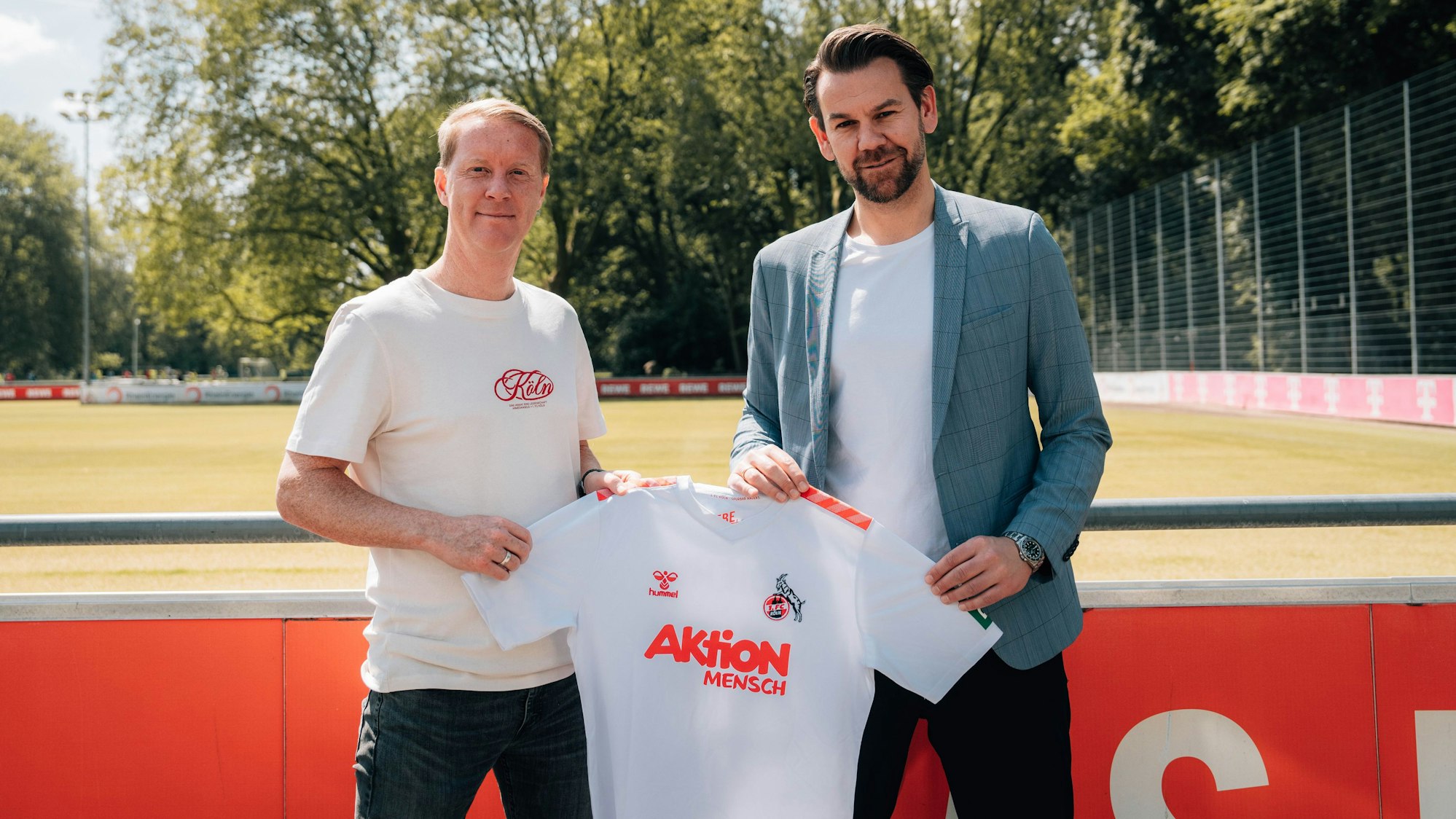 Trainer Timo Schultz und Lizenzspielerleiter Thomas Kessler präsentieren das Sondertrikot der „Aktion Mensch", mit dem der 1. FC Köln auflaufen wird.