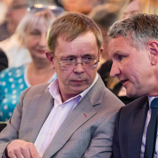 Hans Neuhoff (l), Leiter der Programmkommission der AfD, unterhält sich mit Björn Höcke, Fraktionsvorsitzender der AfD in Thüringen bei der AfD-Veranstaltung «Der Nationalstaat zwischen Föderalismus und Europäischer Union» in der Stadthalle.