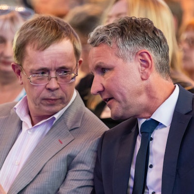 Hans Neuhoff (l), Leiter der Programmkommission der AfD, unterhält sich mit Björn Höcke, Fraktionsvorsitzender der AfD in Thüringen bei der AfD-Veranstaltung «Der Nationalstaat zwischen Föderalismus und Europäischer Union» in der Stadthalle.