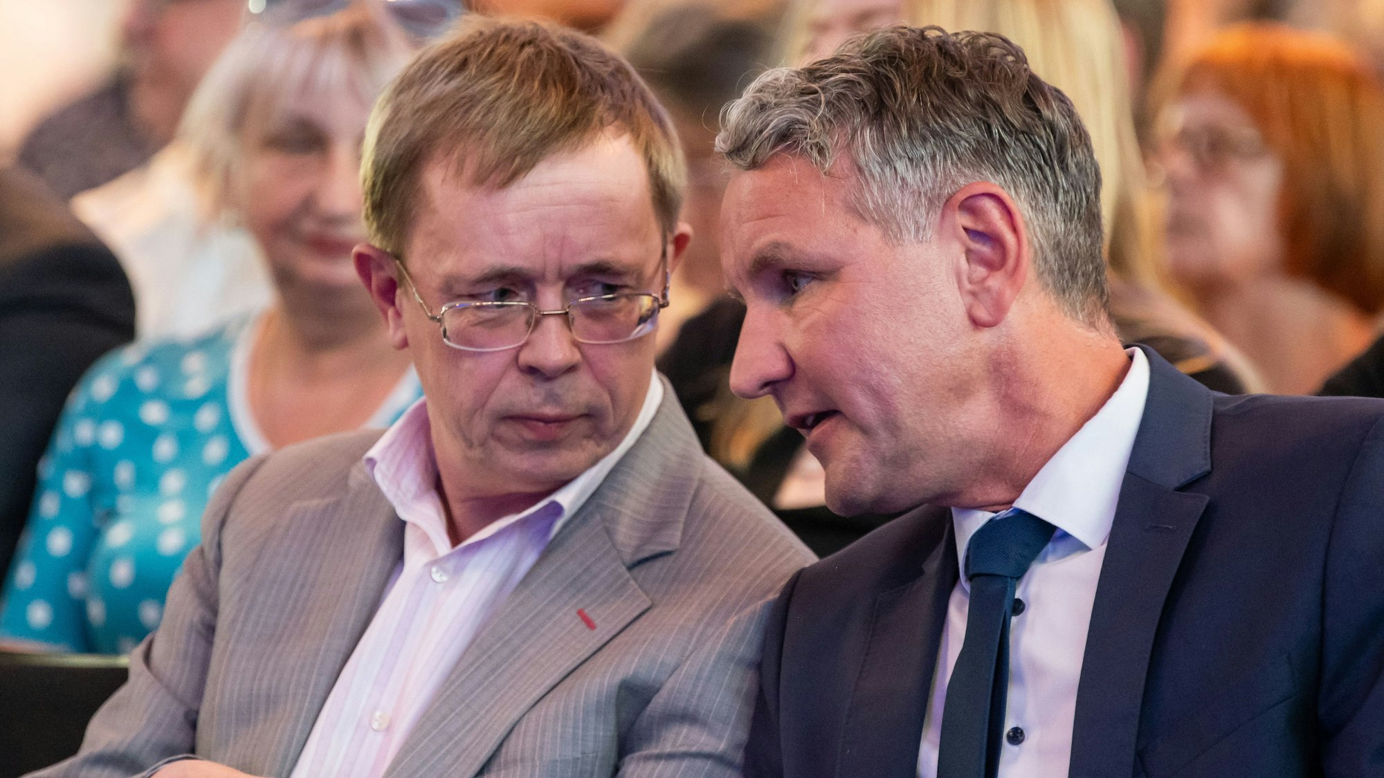 Hans Neuhoff (l), Leiter der Programmkommission der AfD, unterhält sich mit Björn Höcke, Fraktionsvorsitzender der AfD in Thüringen bei der AfD-Veranstaltung «Der Nationalstaat zwischen Föderalismus und Europäischer Union» in der Stadthalle.