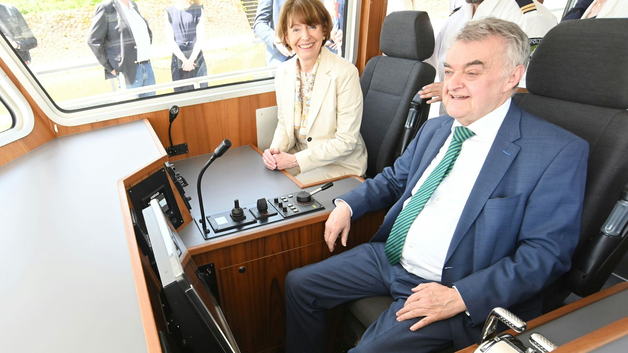 Henriette Reker und Herbert Reul sitzen am Steuer der WSP 9.