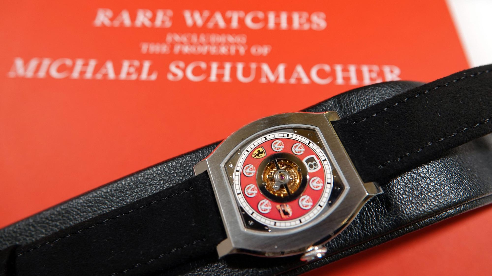 Eine Uhr aus dem Besitz von Michael Schumacher auf dem Verkaufskatalog des Auktionshauses Christie's.