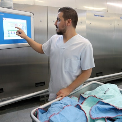 Akram Sawam (22) aus Syrien arbeitet am 6. September 2017 im Dienstleistungsunternehmen Sitex in Rostock (Mecklenburg-Vorpommern). Mittlerweile hat die Firma 30 zusätzliche festangestellte Beschäftigte gewonnen – Männer und Frauen, die aus ihren Heimatländern wie Syrien, Eritrea oder Ägypten nach Deutschland geflüchtet sind.