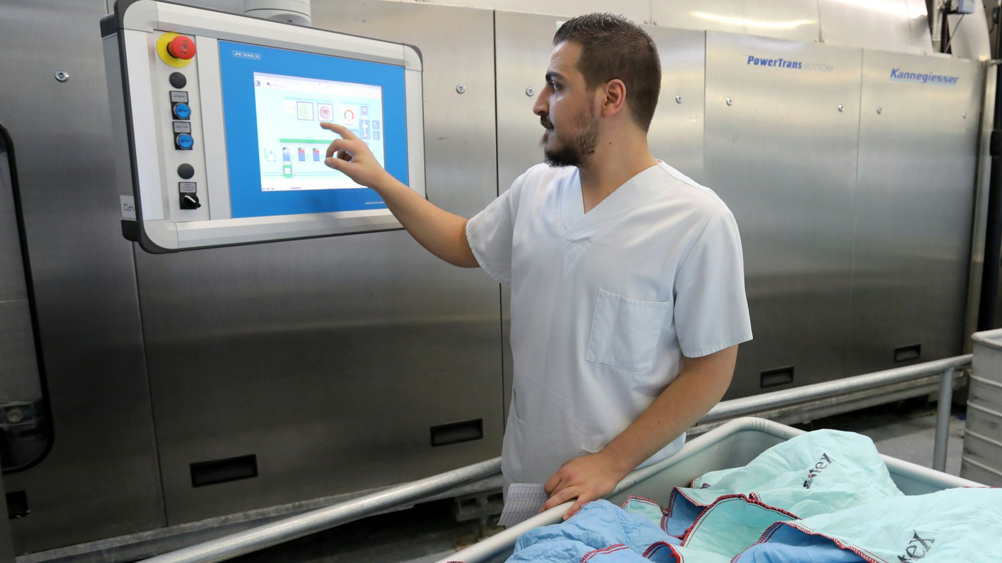 Akram Sawam (22) aus Syrien arbeitet am 6. September 2017 im Dienstleistungsunternehmen Sitex in Rostock (Mecklenburg-Vorpommern). Mittlerweile hat die Firma 30 zusätzliche festangestellte Beschäftigte gewonnen – Männer und Frauen, die aus ihren Heimatländern wie Syrien, Eritrea oder Ägypten nach Deutschland geflüchtet sind.