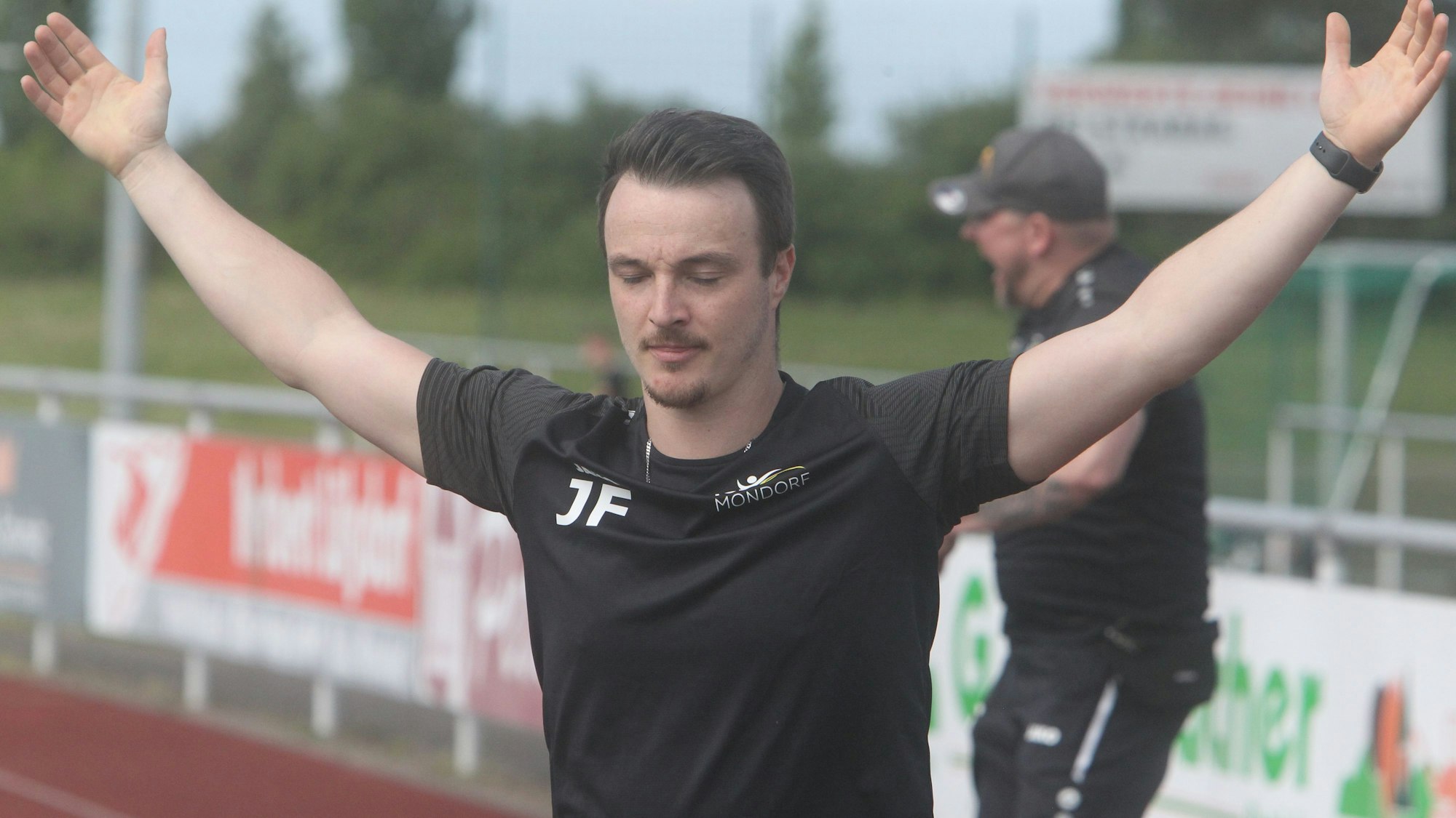 Mondorfs Coach Julian Fälber jubelt nach dem 1:1 gegen Oberpleis. Am Ende stand sein Team mit leeren Händen da und muss jetzt siegen.