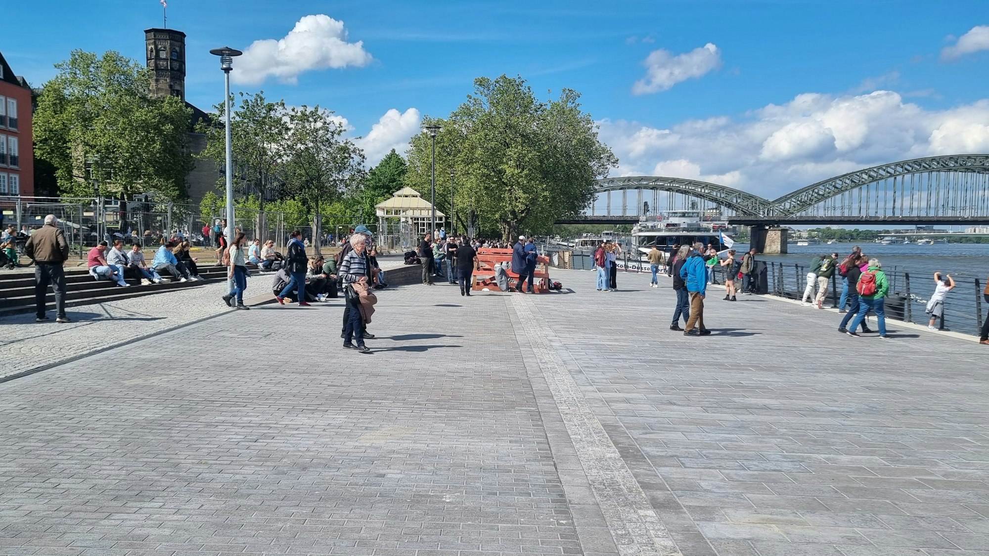 Das neue gestaltete Rheinufer.
