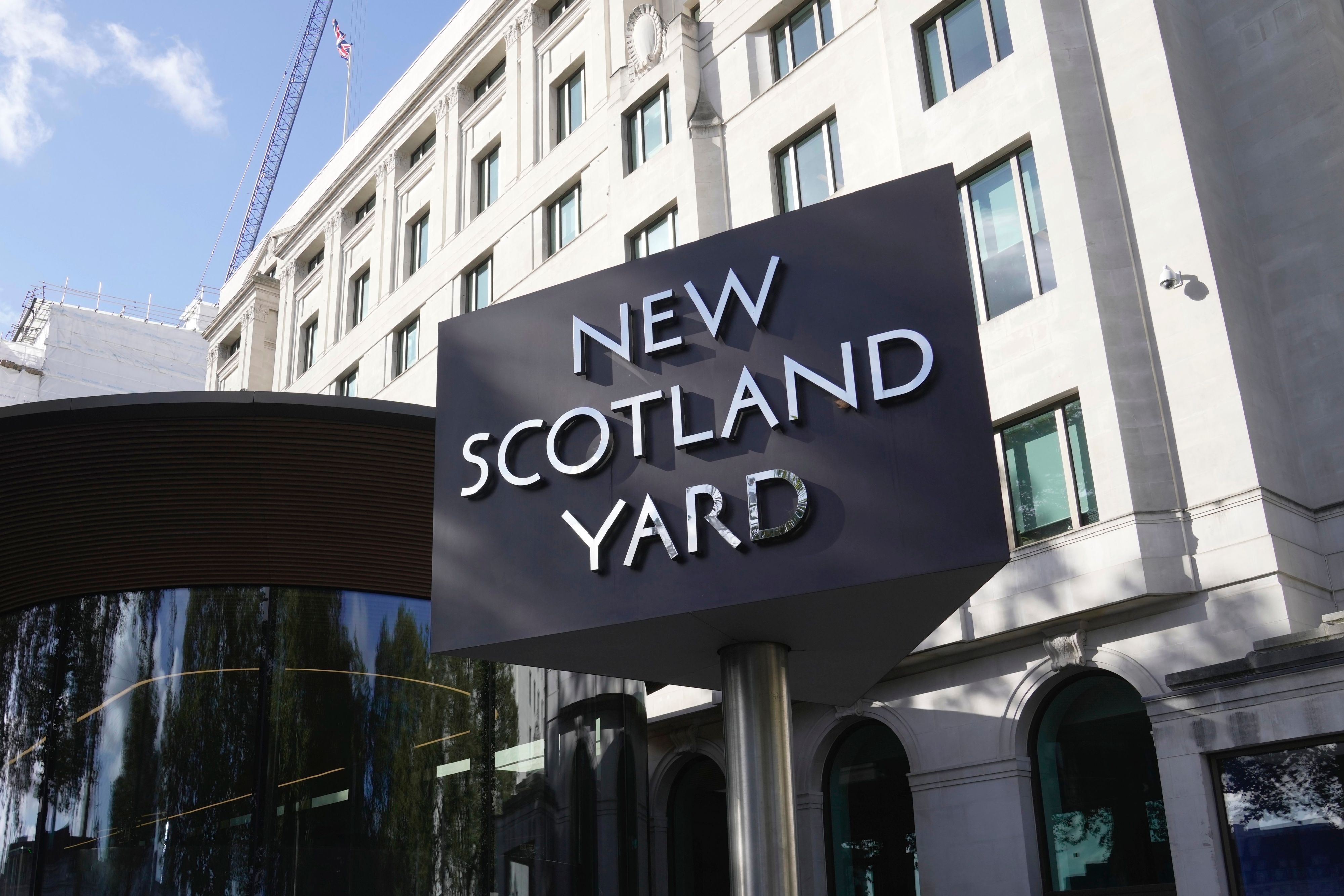 Großbritannien, London: Das Schild von New Scotland Yard, dem Hauptsitz der Londoner Metropolitan Police.