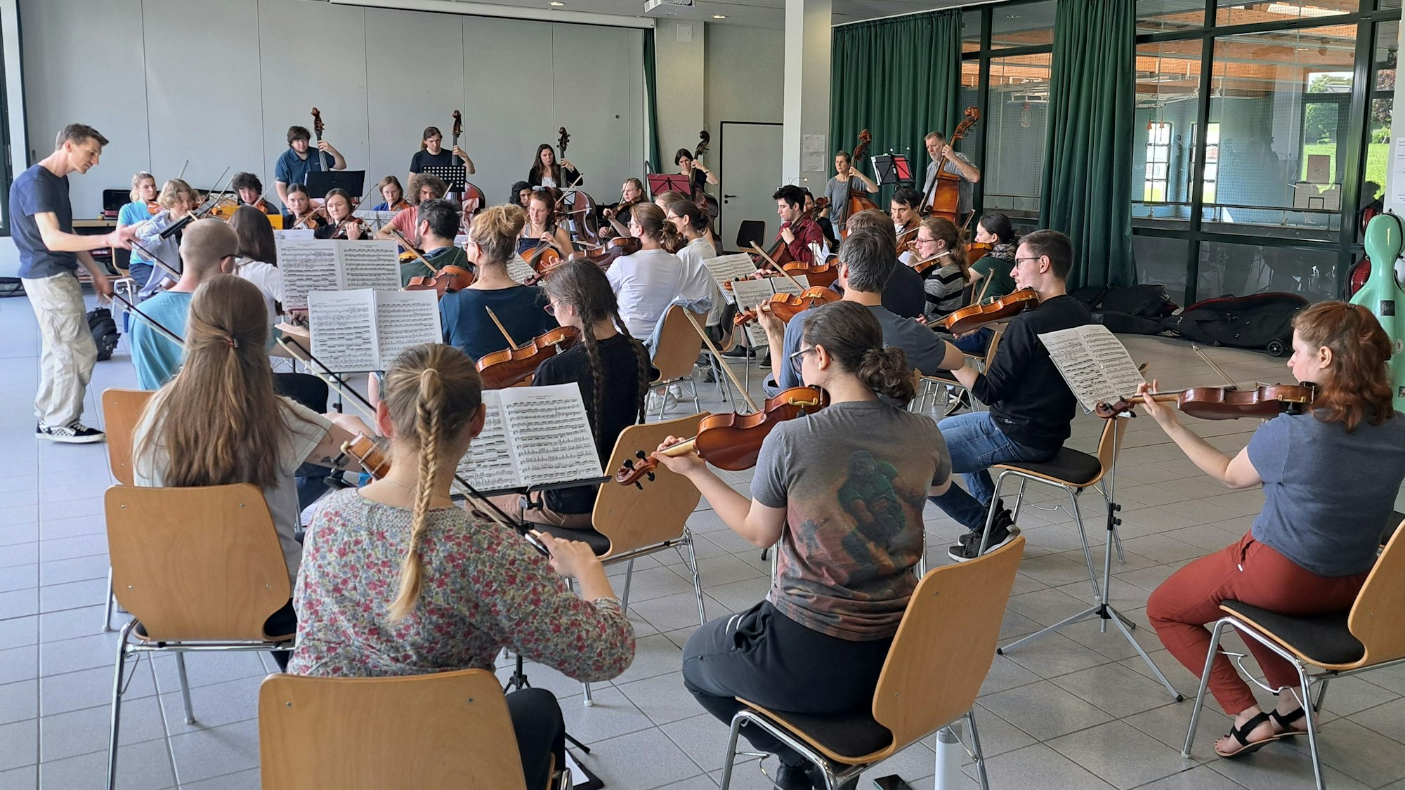 Das Foto zeigt die Streicher des Jungen Orchesters NRW bei der Probe.