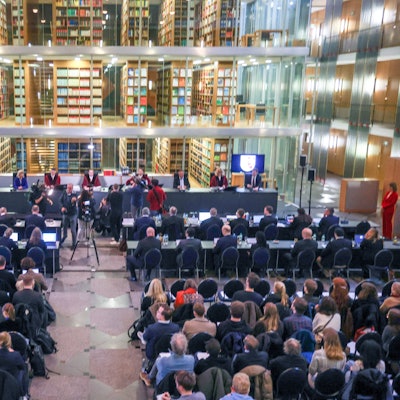 Blick in das gefüllte Foyer des OVG Münster