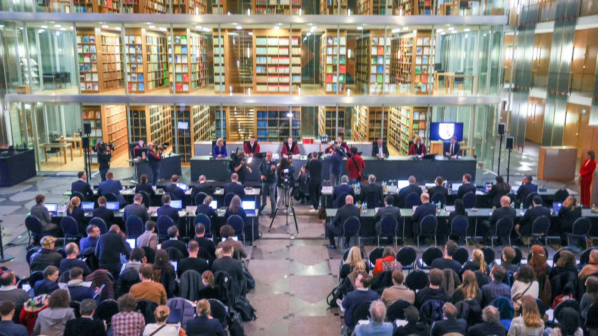 Blick in das gefüllte Foyer des OVG Münster