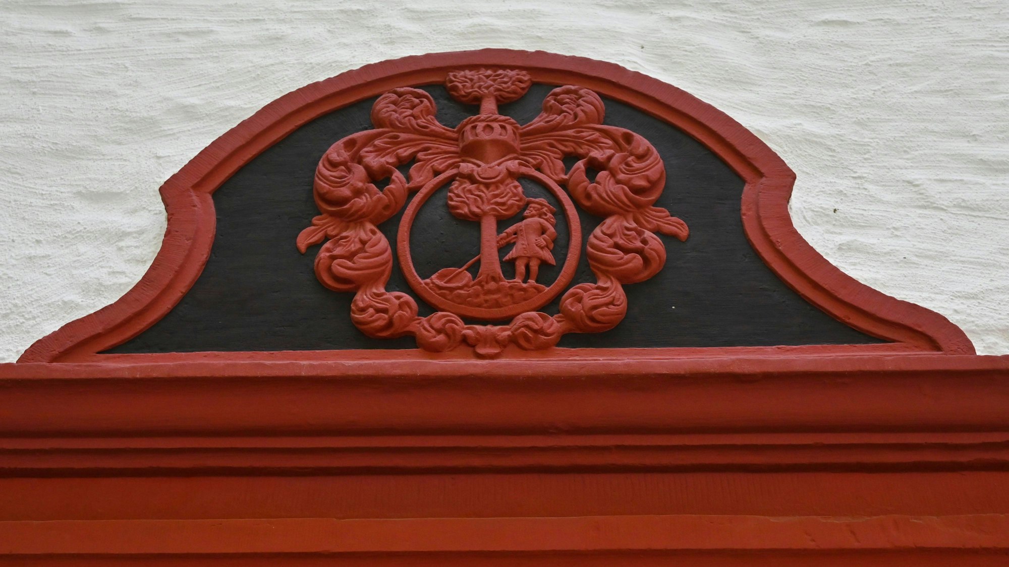 Ein Wappen über der Tür der Vogtei.