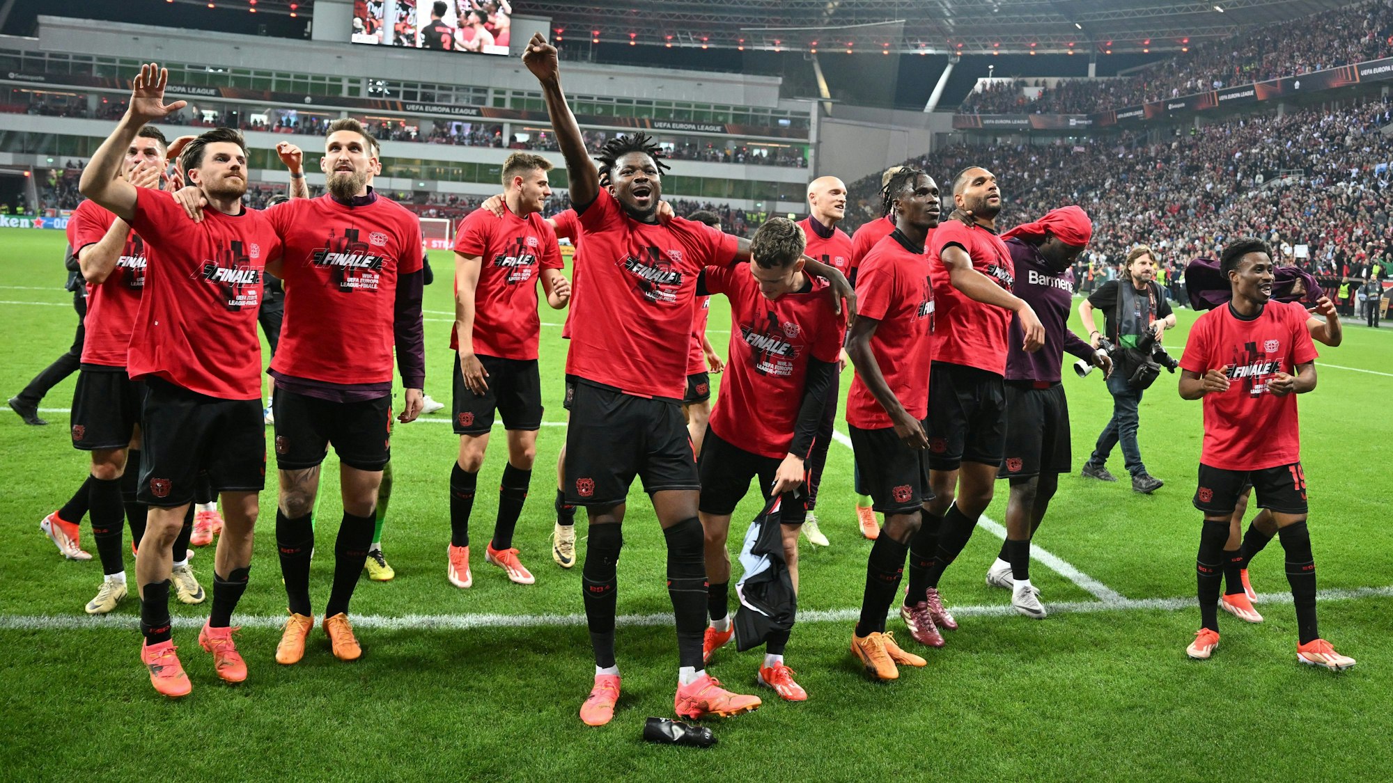 Das Team von Bayer Leverkusen feiert den Einzug ins Finale der Europa League.