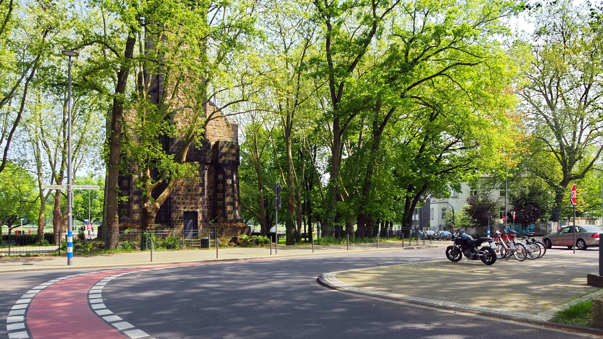 Westlich von der Bismarcksäule auf dem Bayenthalgürtel ist die Endhaltestelle der Gürtellinie 13 geplant. Die Lokalpolitiker und die Seniorenvertreter fordern eine Weiterführung der Linie zum Rheinufer.