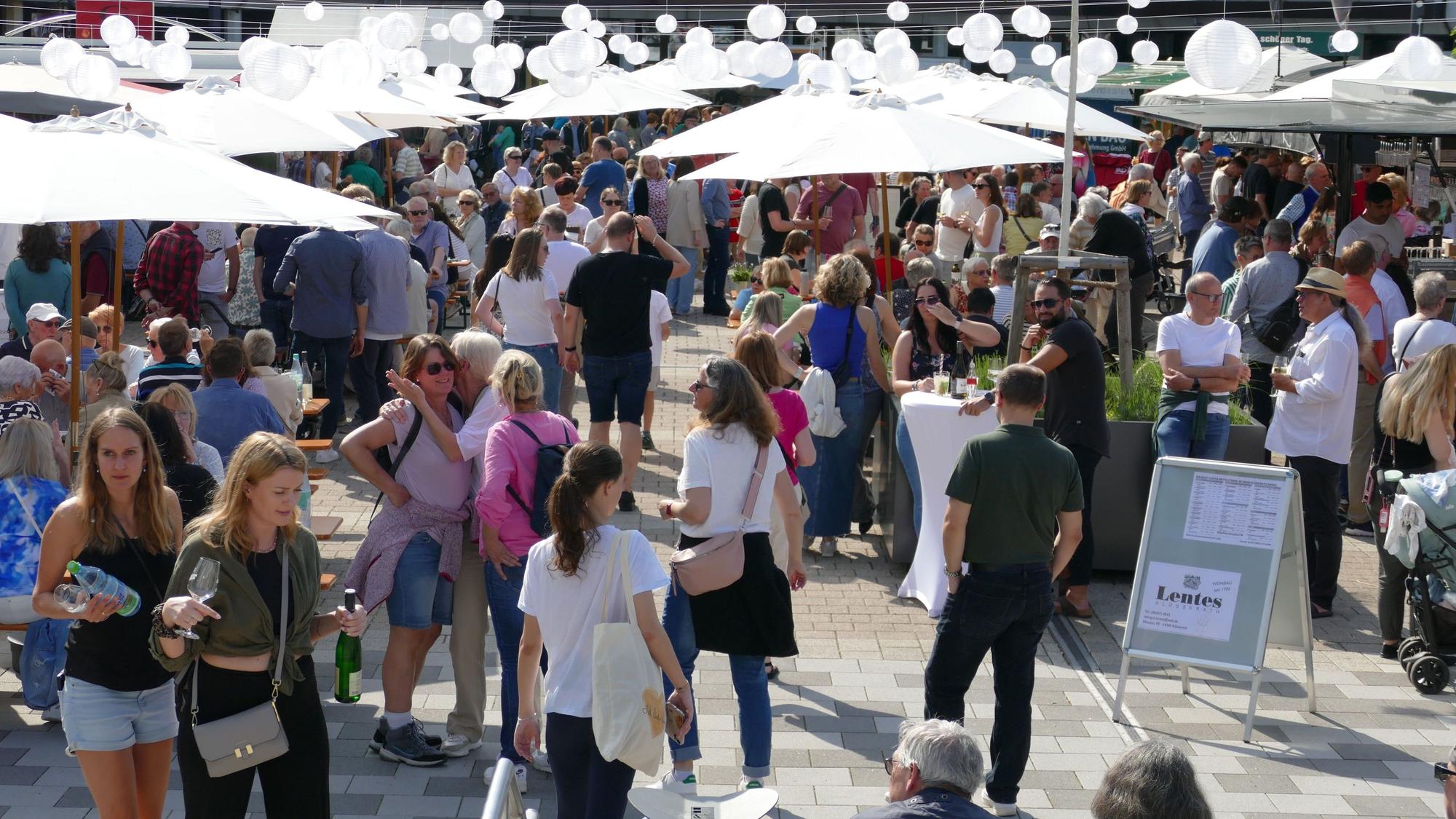 Viele Besucherinnen und Besucher zog es zum Weinfest auf dem Karl-Gatzweiler-Platz in Sankt Augustin, hier ein Bild aus dem Jahr 2024.