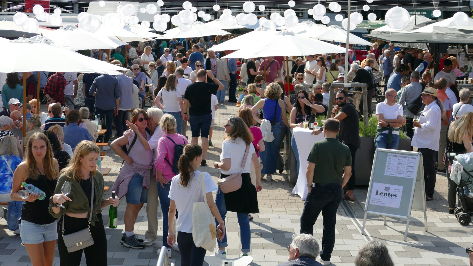 Viele Besucherinnen und Besucher zog es zum Weinfest auf dem Karl-Gatzweiler-Platz in Sankt Augustin, hier ein Bild aus dem Jahr 2024.