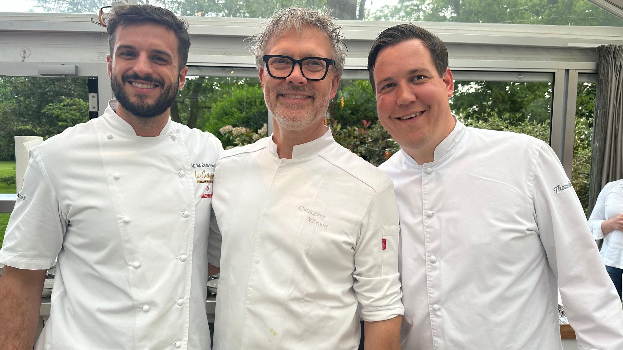 Küchenparty im Clostermanns Hof mit den drei Michelin-Sterneköchen Marlon Rademacher (l.) von La Cuisine Rademacher aus Köln, Christopher Wilbrand von Zur Post in Odenthal (M.) und Thomas Gilles vom Clostermanns Hof in Niederkassel.