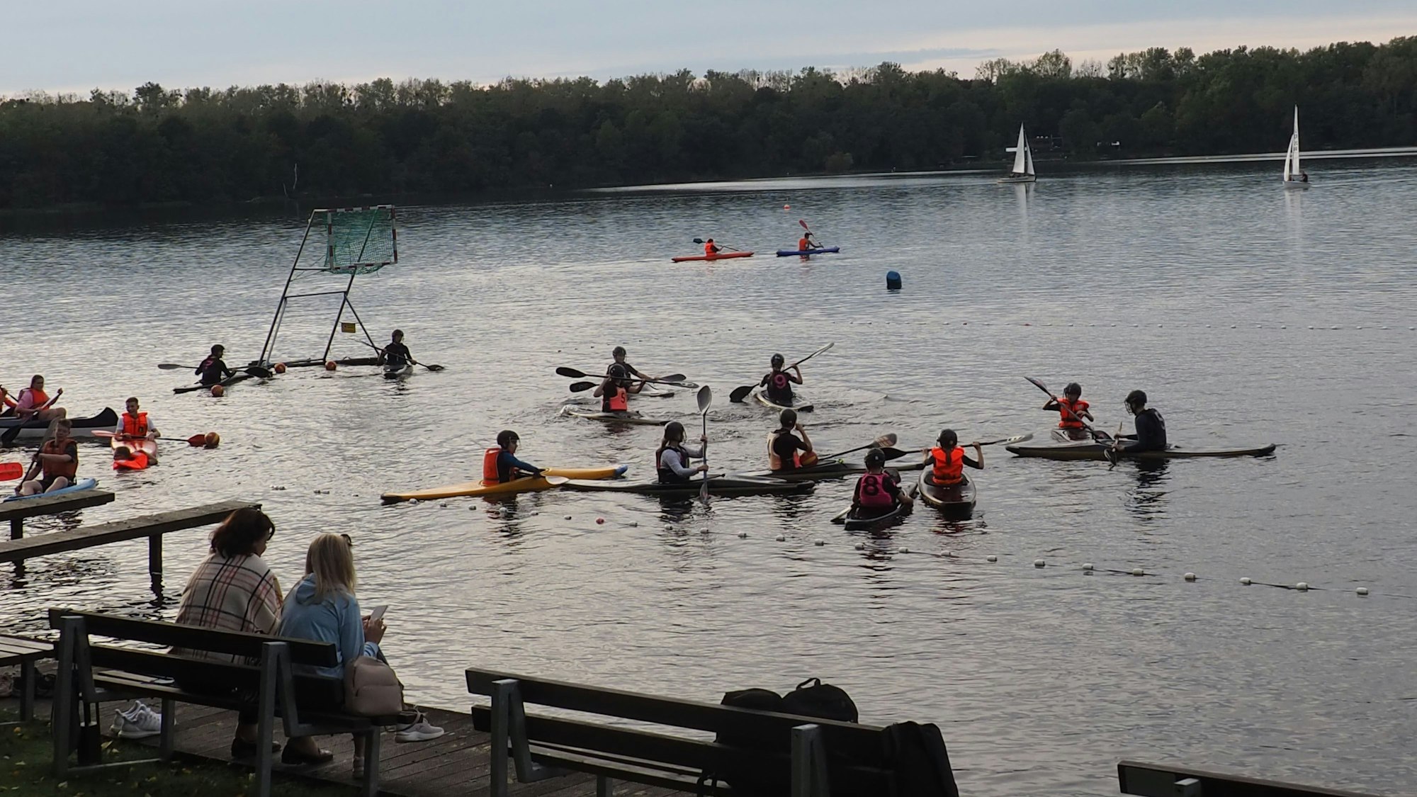 Kinder und Jugendliche beim Kanufahren auf dem Liblarer See.