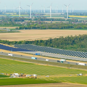 Der neue Solarpark entsteht auf einer rekultivierten Fläche des Tagebaus Garzweiler innerhalb eines 200-Meter-Randstreifens entlang der A44.