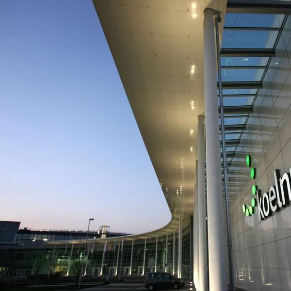 ARCHIV - An den neuen Nordhallen in Köln prangt der Schriftzug der Koelnmesse (Archivfoto vom 12.01.2006). Der Streit zwischen Brüssel und Deutschland um den Bau der Kölner Messehallen spitzt sich weiter zu. Die EU-Kommission hat Berlin eine letzte Frist von zwei Monaten gegeben, um ein Urteil des höchsten EU-Gerichts zu den Messehallen umzusetzen. Das Gericht hatte geurteilt, dass der Auftrag zum Bau der vier neuen Messehallen hätte EU-weit ausgeschrieben werden müssen. Die Stadt Köln habe gegen europäisches Recht verstoßen. «Der nächste Schritt wäre ein erneuter Gang zum Europäischen Gerichtshof», warnte die Sprecherin von EU- Binnenmarktkommissar Barnier am Donnerstag (03.06.2010) in Brüssel. Dann droht Deutschland ein Zwangsgeld. Foto: Oliver Berg dpa/lnw +++(c) dpa - Bildfunk+++