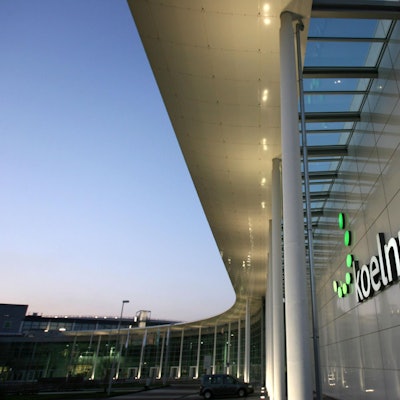 ARCHIV - An den neuen Nordhallen in Köln prangt der Schriftzug der Koelnmesse (Archivfoto vom 12.01.2006). Der Streit zwischen Brüssel und Deutschland um den Bau der Kölner Messehallen spitzt sich weiter zu. Die EU-Kommission hat Berlin eine letzte Frist von zwei Monaten gegeben, um ein Urteil des höchsten EU-Gerichts zu den Messehallen umzusetzen. Das Gericht hatte geurteilt, dass der Auftrag zum Bau der vier neuen Messehallen hätte EU-weit ausgeschrieben werden müssen. Die Stadt Köln habe gegen europäisches Recht verstoßen. «Der nächste Schritt wäre ein erneuter Gang zum Europäischen Gerichtshof», warnte die Sprecherin von EU- Binnenmarktkommissar Barnier am Donnerstag (03.06.2010) in Brüssel. Dann droht Deutschland ein Zwangsgeld. Foto: Oliver Berg dpa/lnw  +++(c) dpa - Bildfunk+++