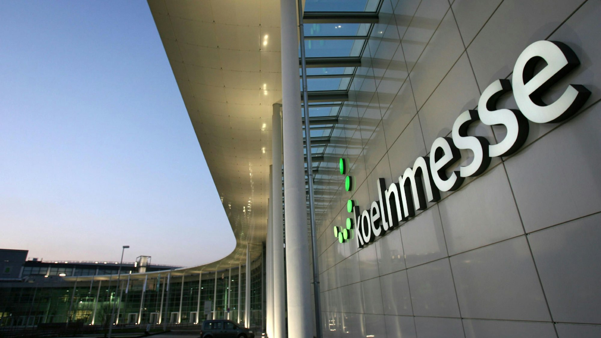ARCHIV - An den neuen Nordhallen in Köln prangt der Schriftzug der Koelnmesse (Archivfoto vom 12.01.2006). Der Streit zwischen Brüssel und Deutschland um den Bau der Kölner Messehallen spitzt sich weiter zu. Die EU-Kommission hat Berlin eine letzte Frist von zwei Monaten gegeben, um ein Urteil des höchsten EU-Gerichts zu den Messehallen umzusetzen. Das Gericht hatte geurteilt, dass der Auftrag zum Bau der vier neuen Messehallen hätte EU-weit ausgeschrieben werden müssen. Die Stadt Köln habe gegen europäisches Recht verstoßen. «Der nächste Schritt wäre ein erneuter Gang zum Europäischen Gerichtshof», warnte die Sprecherin von EU- Binnenmarktkommissar Barnier am Donnerstag (03.06.2010) in Brüssel. Dann droht Deutschland ein Zwangsgeld. Foto: Oliver Berg dpa/lnw +++(c) dpa - Bildfunk+++