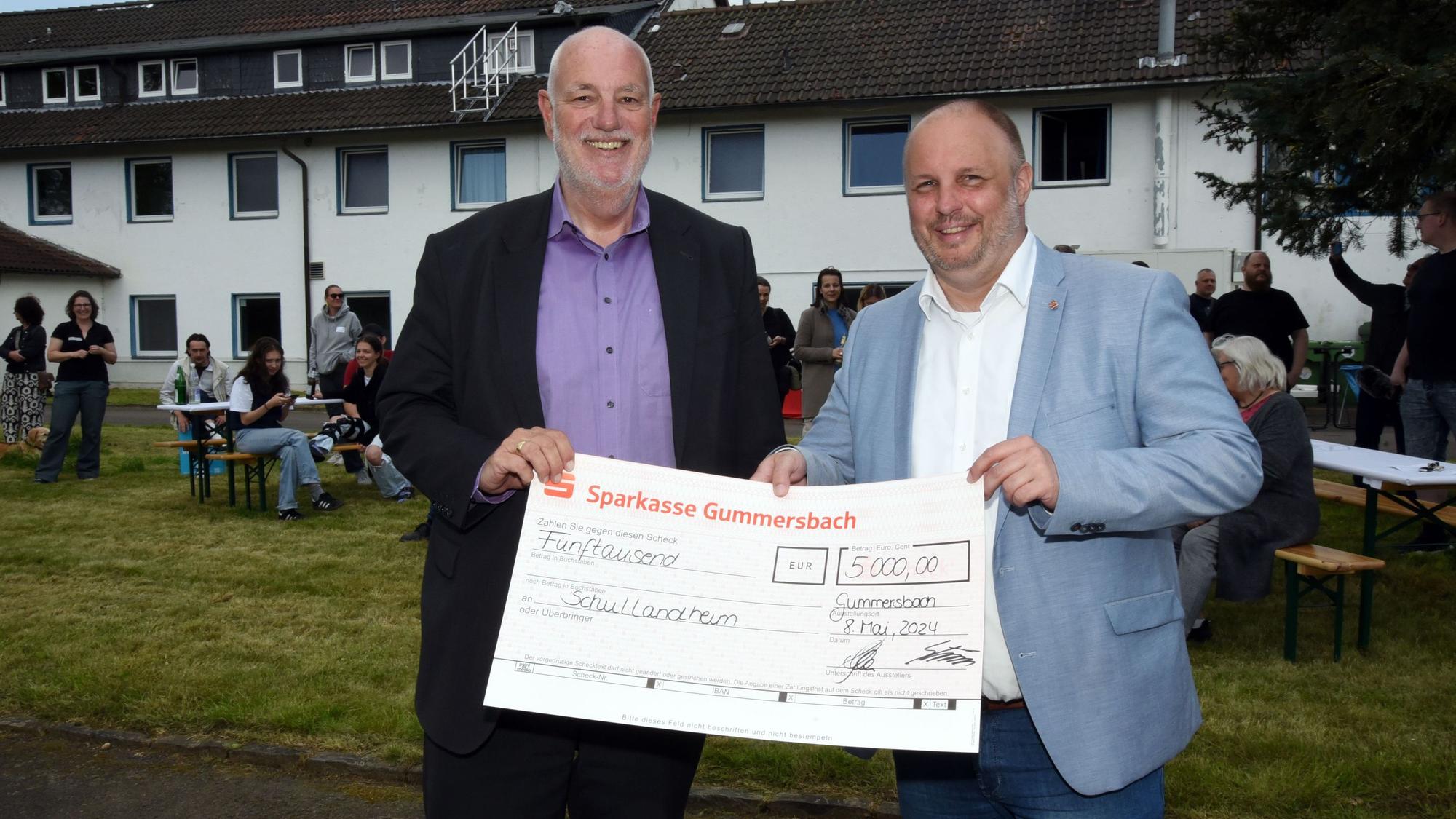 Scheckübergabe zwischen zwei Männern