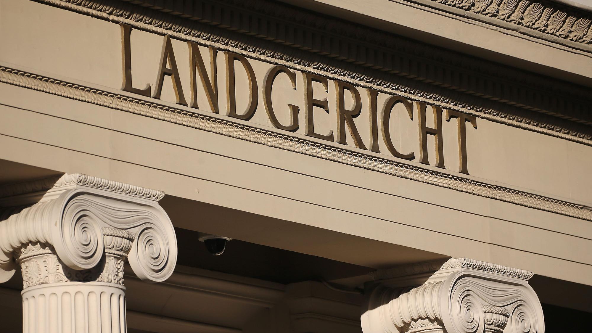 Das Eingangsportal eines Gerichtsgebäudes mit zwei Säulen und Schriftzug Landgericht