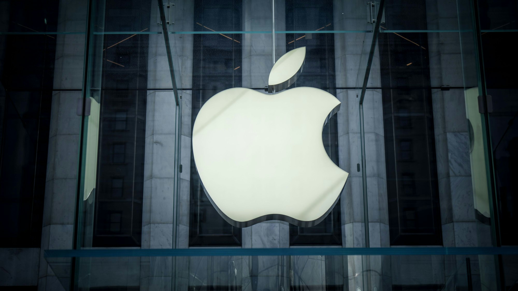 USA, New York: Das Logo von Apple, aufgenommen in Manhattan.