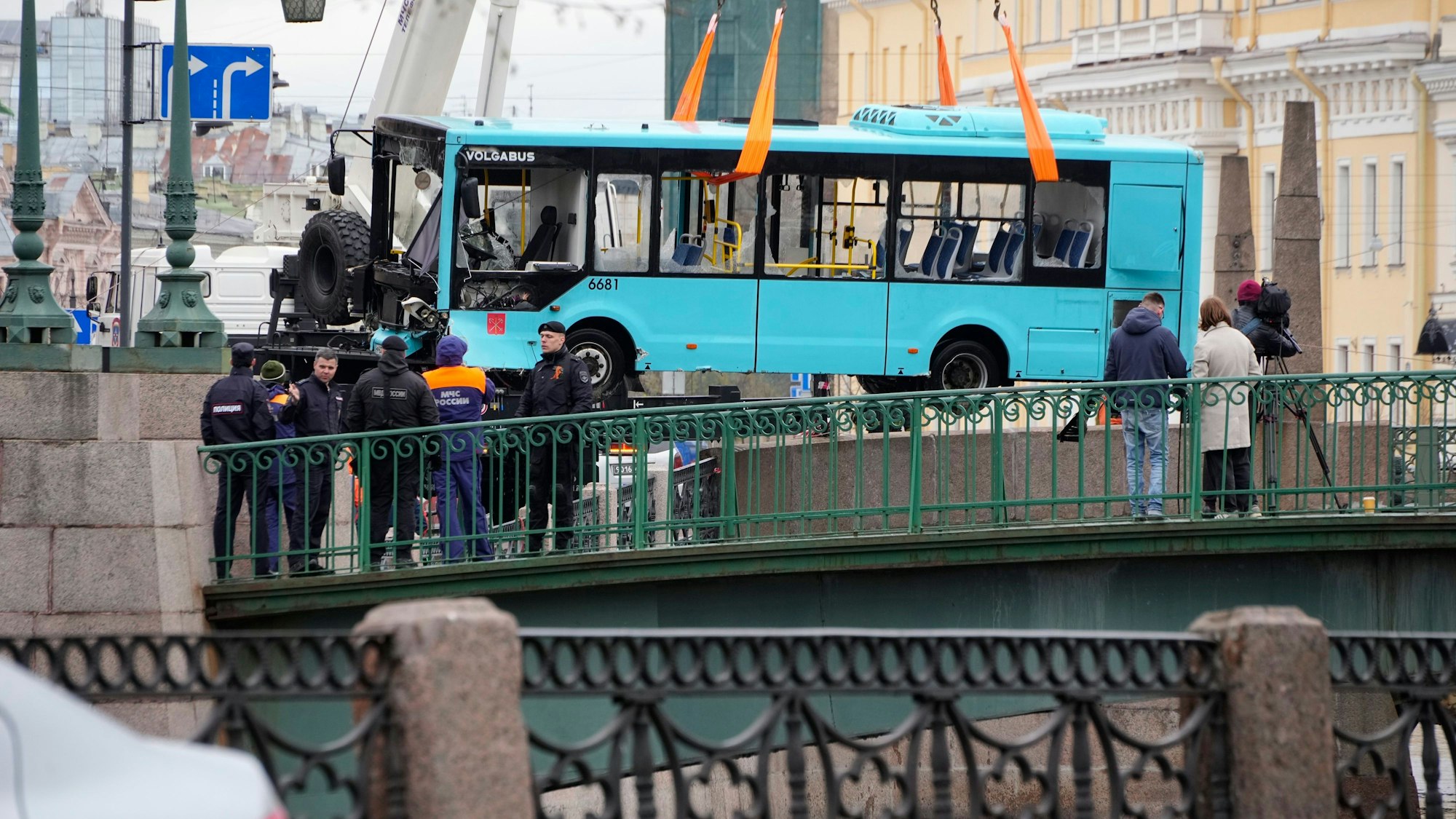 Rettungskräfte ziehen einen Bus aus dem Wasser, nachdem er in den Fluss Mojka in St. Petersburg gestürzt ist.
