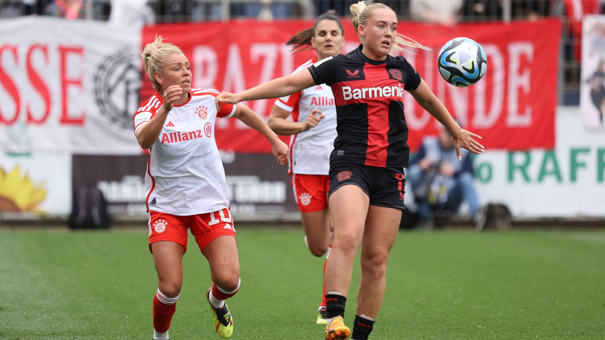 Linda Dallmann München, Julie Jorde Bayer04, Leverkusen, Germany 04.05.2024, Frauen Bundesliga, 18. Spieltag, Bayer 04 Leverkusen - FC Bayern München. *** Linda Dallmann Munich , Julie Jorde Bayer04 , Leverkusen, Germany 04 05 2024, Womens Bundesliga, Matchday 18, Bayer 04 Leverkusen FC Bayern Munich 776138651