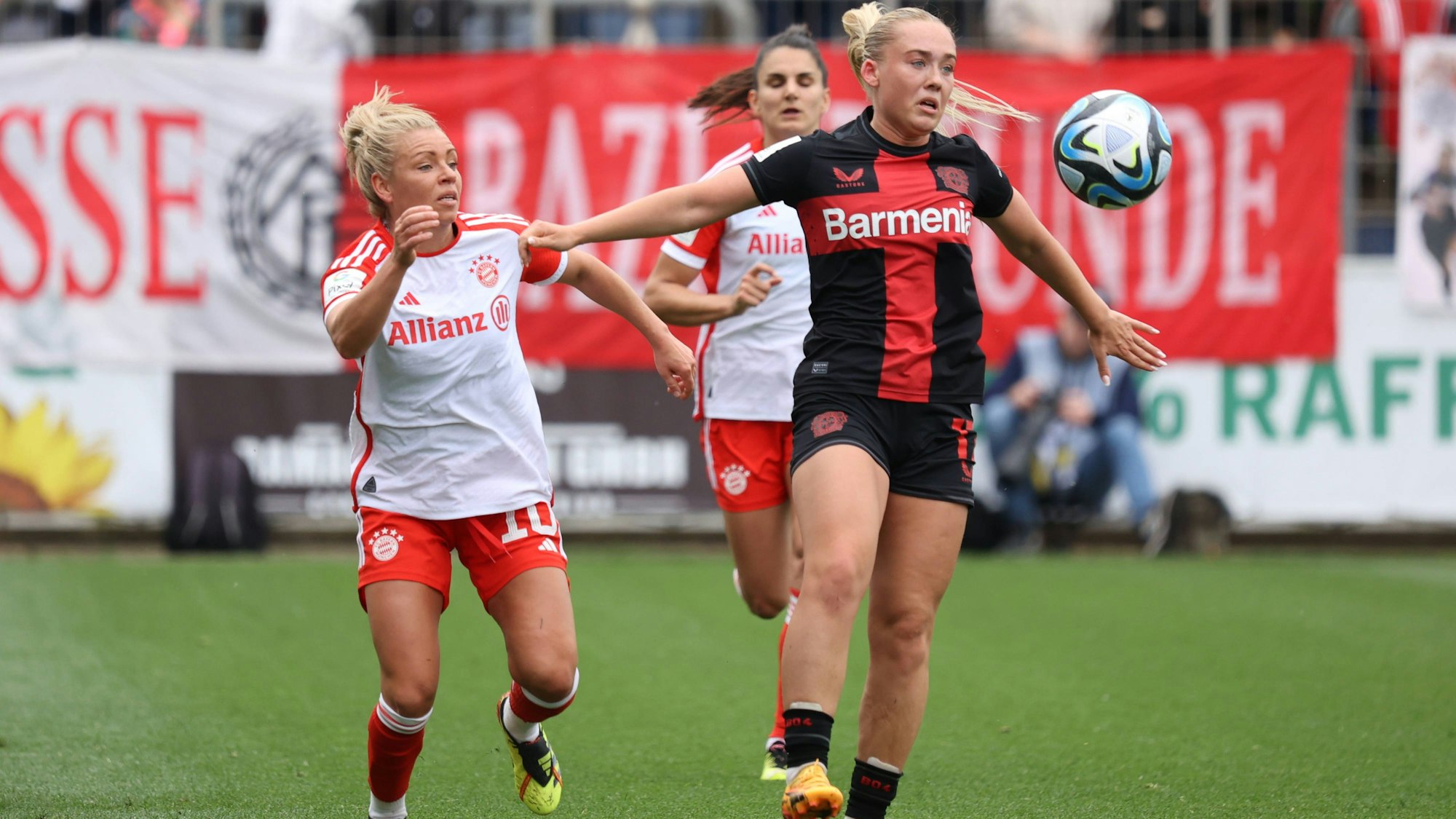Linda Dallmann München, Julie Jorde Bayer04, Leverkusen, Germany 04.05.2024, Frauen Bundesliga, 18. Spieltag, Bayer 04 Leverkusen - FC Bayern München. *** Linda Dallmann Munich , Julie Jorde Bayer04 , Leverkusen, Germany 04 05 2024, Womens Bundesliga, Matchday 18, Bayer 04 Leverkusen FC Bayern Munich 776138651