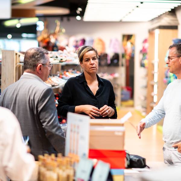 Mona Neubaur steht im Schuhladen und unterhält sich mit Inhaber Christian Lange.