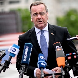 Boris Pistorius (SPD), Bundesminister der Verteidigung, spricht zu den Journalisten auf dem Freedom Plaza in Washington.