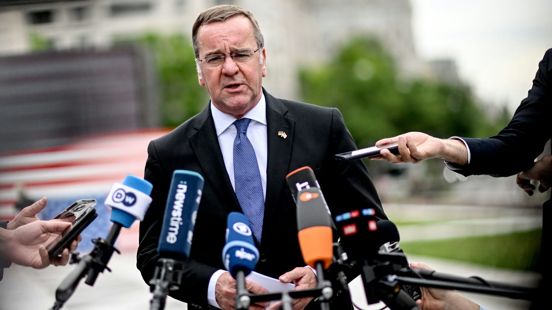 Boris Pistorius (SPD), Bundesminister der Verteidigung, spricht zu den Journalisten auf dem Freedom Plaza in Washington.