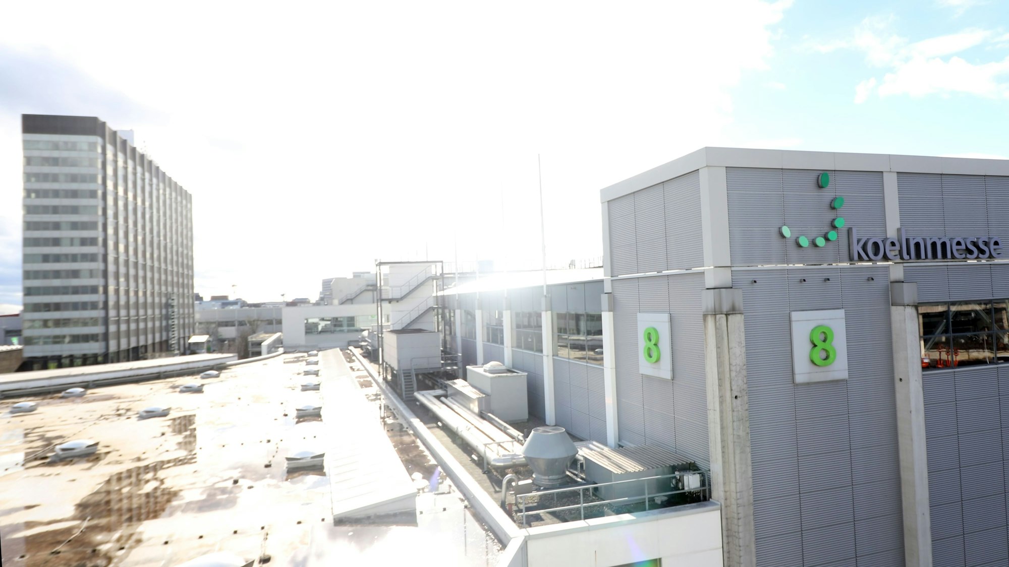 Blick auf die Messehallen und das Hochhaus.