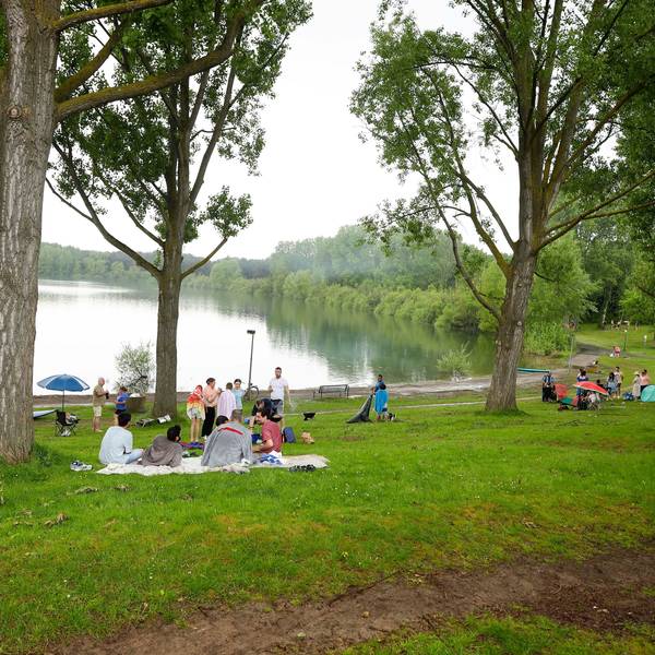 Kölnerinnen und Kölner im Mai am Fühlinger See.