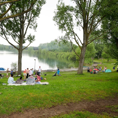 Kölnerinnen und Kölner im Mai am Fühlinger See.