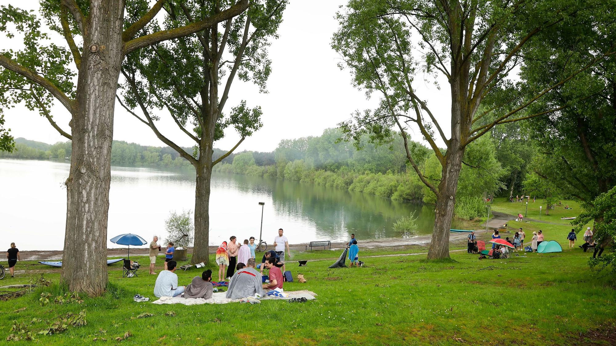 Kölnerinnen und Kölner im Mai am Fühlinger See.