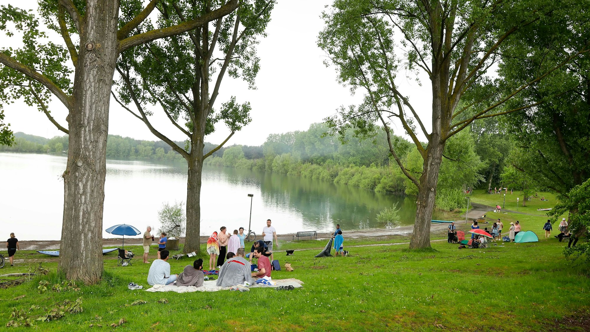 Kölnerinnen und Kölner im Mai am Fühlinger See.
