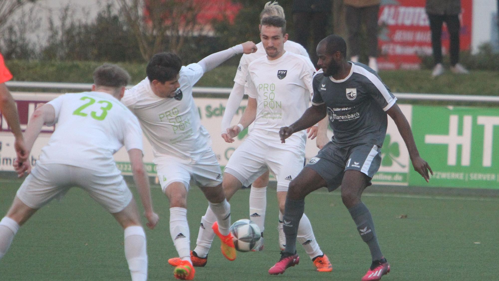 Mathias Roder (Mitte) wechselt zum FC Hennef 05.