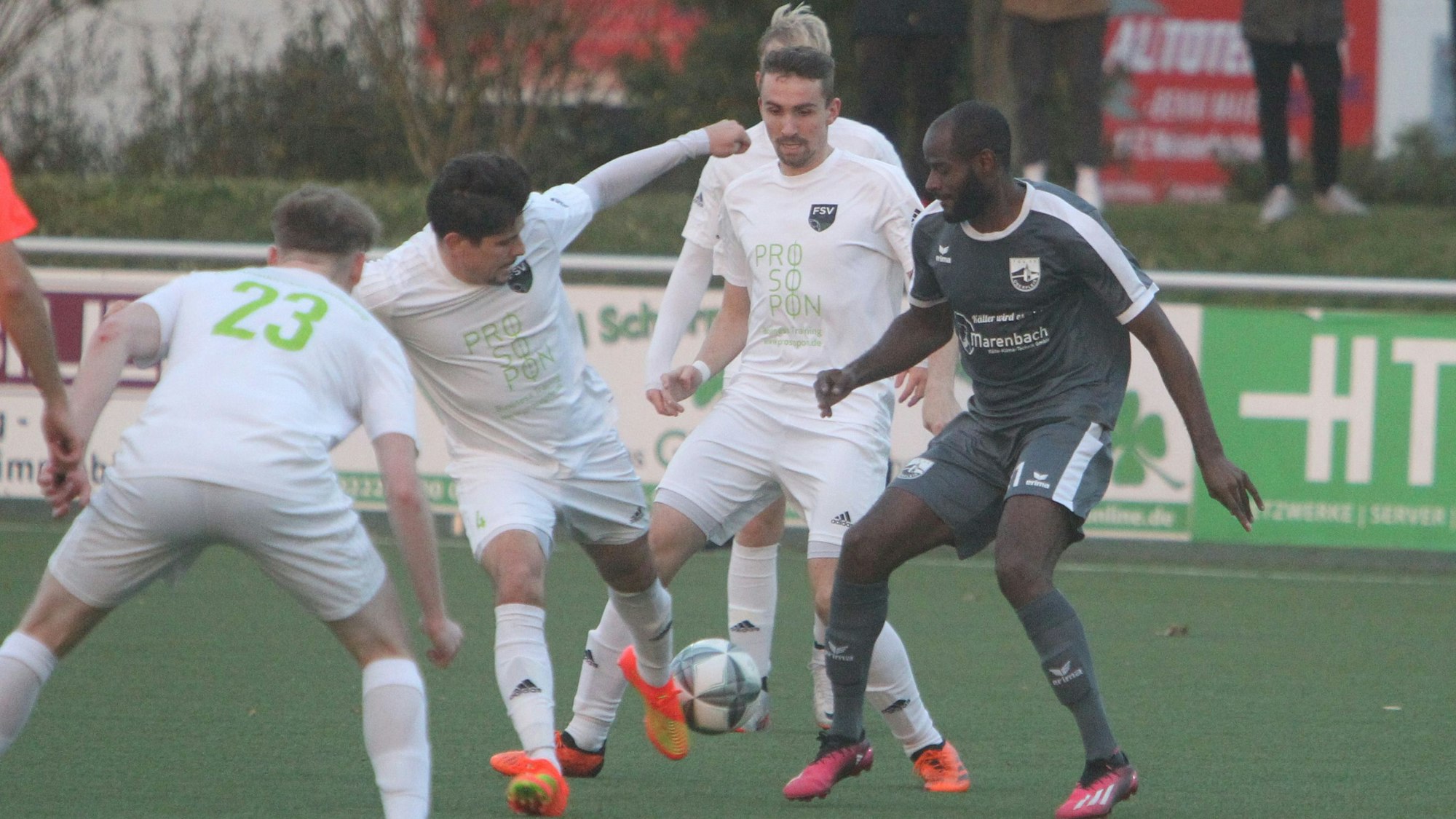 Mathias Roder (Mitte) wechselt zum FC Hennef 05.